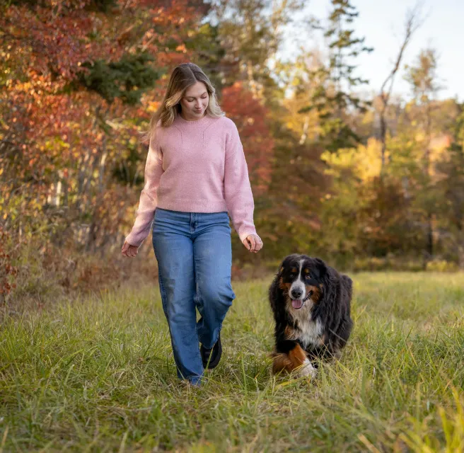 Frau mit Hunde EB Seite